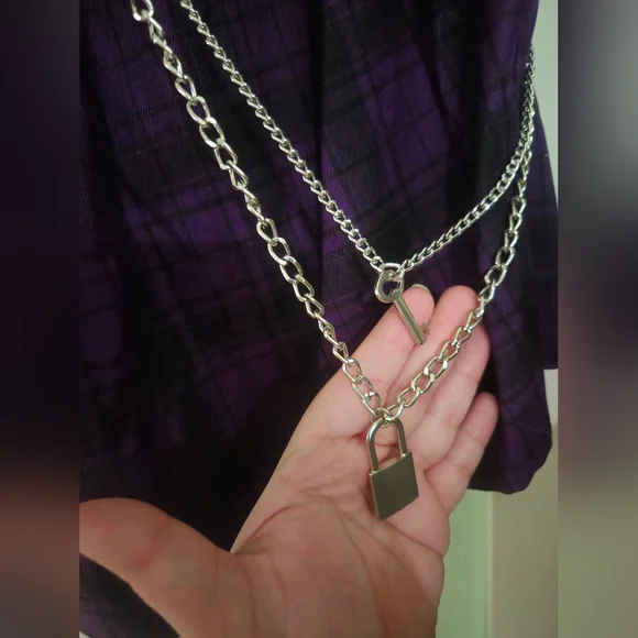 Hot Topic 3X Purple Plaid Pleated Skirt With Chains - Picture 4 of 4